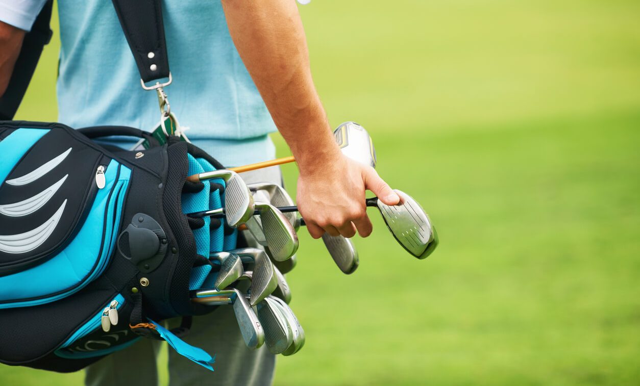 How many golf clubs can you carry?