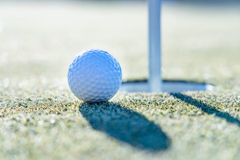 golf-ball-on-frosty-grass