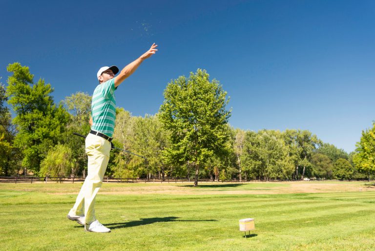 golfer-testing-the-wind